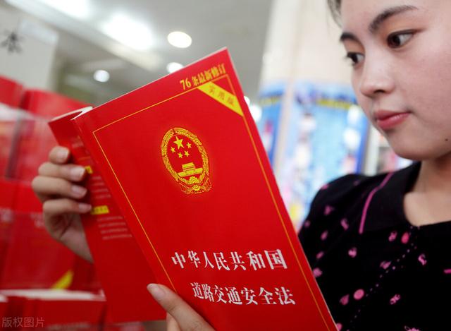 小型汽车牵引拖挂式房车的法律依据 碰到交警查车不用慌