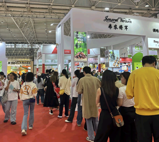 美容展薅美甲、食品展蹭试吃，展会赠品成年轻人自己的“领鸡蛋”了