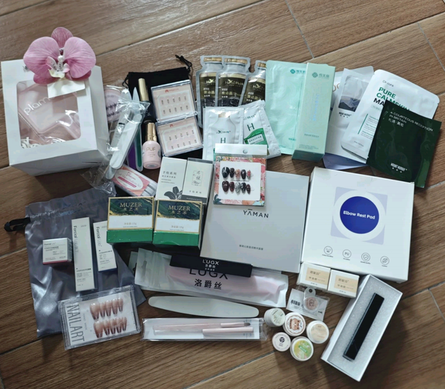 美容展薅美甲、食品展蹭试吃，展会赠品成年轻人自己的“领鸡蛋”了