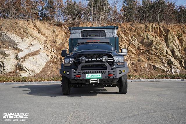 V8+四驱，轻量级探险旅居生活，实拍康派斯公羊皮卡升顶房车